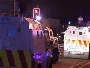 Tải video: Caos y disturbios en el este de Belfast