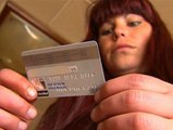 Condenada a prisión por comprar comida para sus dos hijas con una tarjeta de crédito que se encontró
