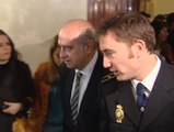 Condecorado con la medalla de oro al mérito ciudadano el policía que rescató de las vías del metro a una mujer