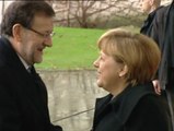 Rajoy aguanta el chaparrón junto a Merkel a su llegada a Berlín