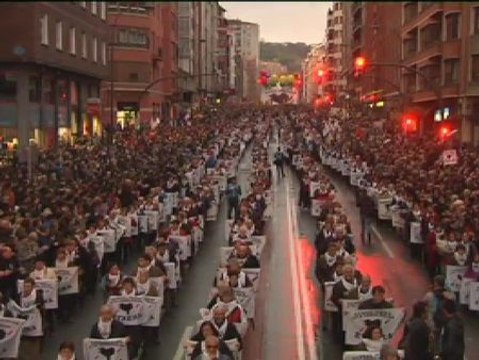 Miles de personas piden en las calles el acercamiento de presos etarras