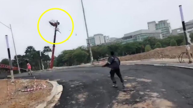 Deux hommes se font éjecter d'une nacelle élévatrice