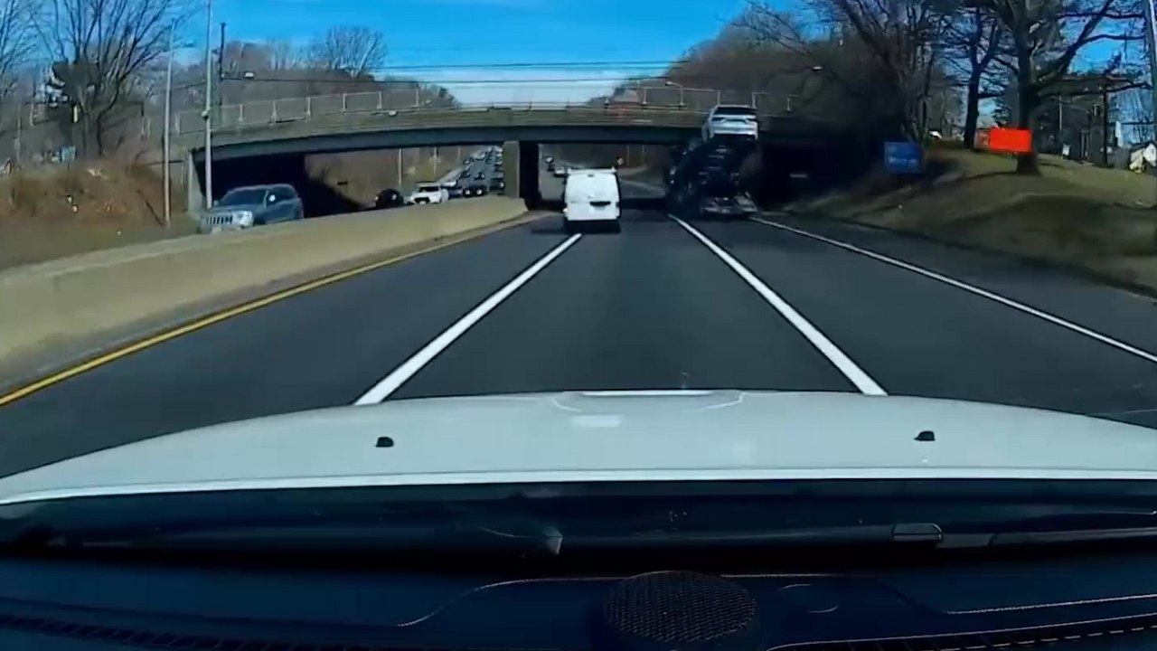Une voiture neuve sur un camion percute un pont sur l'autoroute
