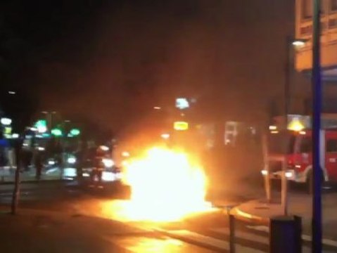 Radicales queman contenedores en el centro de Santiago de Compostela