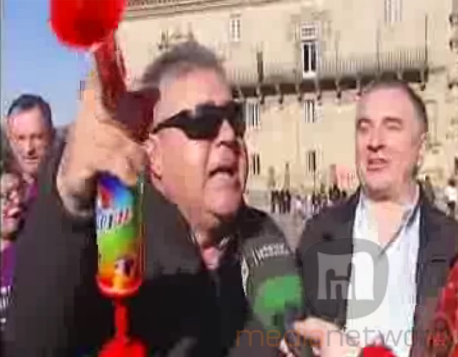 Afectados por las preferentes reciben a Rajoy con pitadas en Santiago de Compostela.