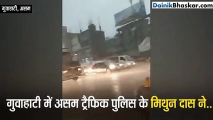 ट्रैफिक पुलिसकर्मी ने ऐसे निभाई ड्यूटी कि हीरो बन गया