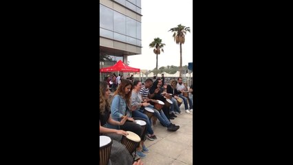 العزف الجماعي للطبول من أجل توحيد فرق العمل