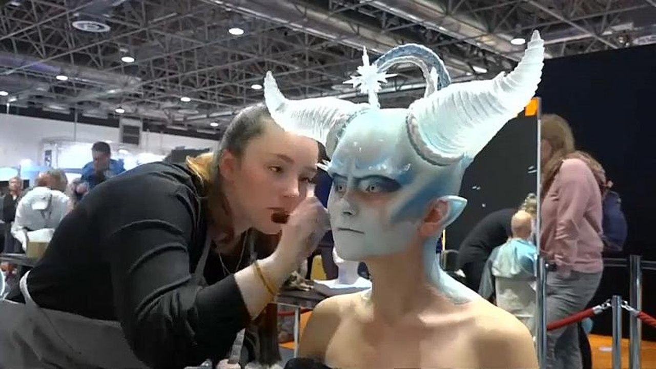 شاهد.. ابتكار شخصيات "كأنها حقيقية" بالريشة والألوان في ألمانيا