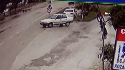 Üç aracın karıştığı zincirleme kaza kamerada