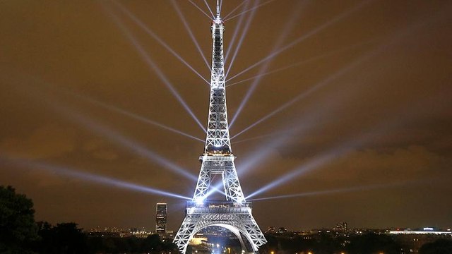 O πύργος του Άιφελ έγινε 130 χρόνων!