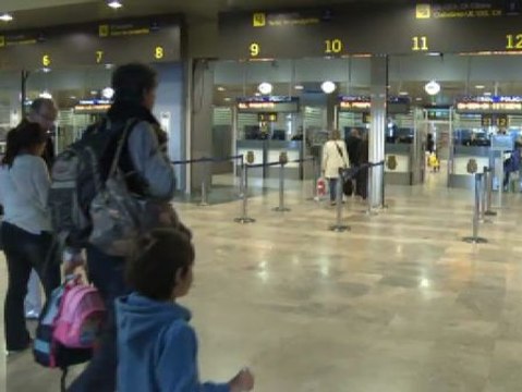 Los médicos del aeropuerto aseguran que no están preparados para tratar el ébola
