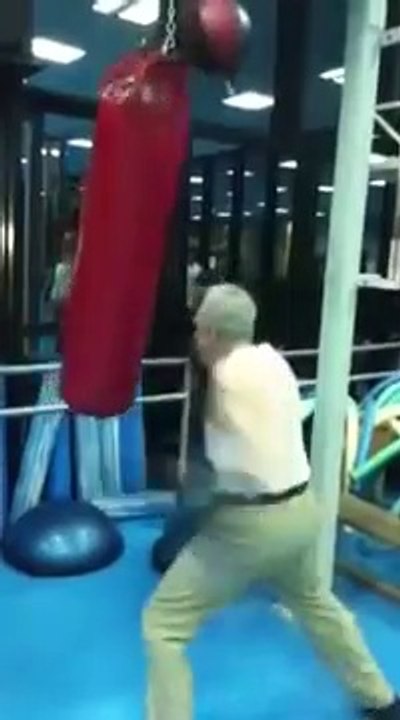 A 76 ans, ce papy, ancien champion de boxe a encore une bonne frappe