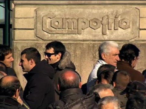 Los trabajadores de Campofrio se concentran a las puertas de la fábrica