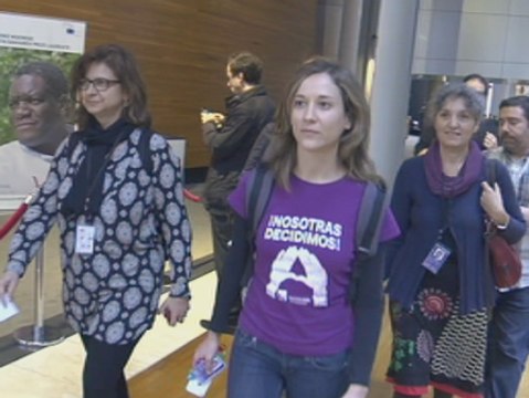 Izquierda Plural abandona la Eurocámara por la presencia del Papa