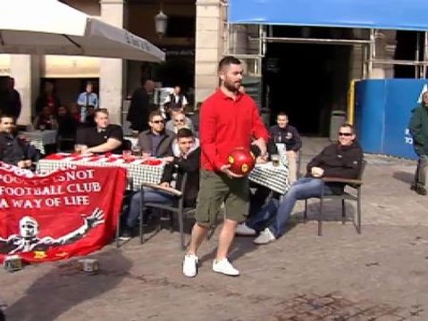 Tensión entre aficionados ingleses y la Policía en la Plaza Mayor