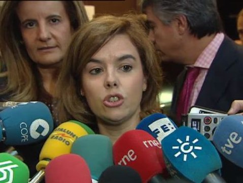 Sáenz de Santamaría recuerda a Artur Mas que debe cumplir la ley