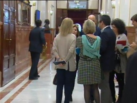 Sáenz de Santamaría niega la acusación de que haya cobrado sobresueldos