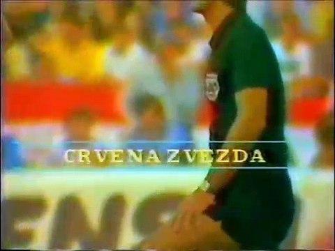 Navijaci Crvene zvezde pevaju himnu Hej Sloveni .