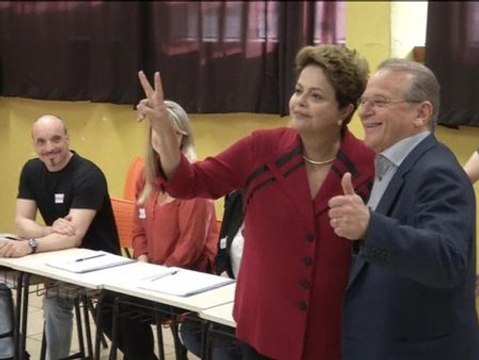 Dilma Rousseff vota en Puerto Alegre