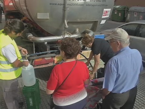 Un barrio de Sevilla sin agua desde hace días