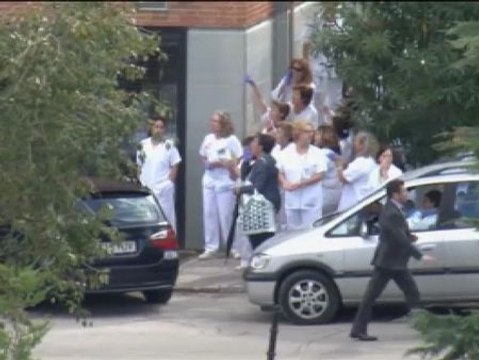 Rajoy es despedido en el Carlos III con abucheos