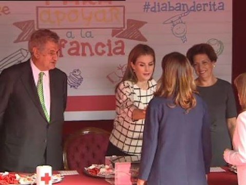 Letizia coloca sus primeras banderitas de Cruz Roja como reina