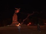 Cientos de personas participan en el derribo de la gran estatua del exlíder soviético Lenin