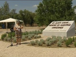 Download Video: Las víctimas depositan una ofrenda floral en el lugar del accidente de Spanair