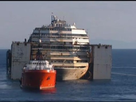 El Costa Concordia navega rumbo Génova