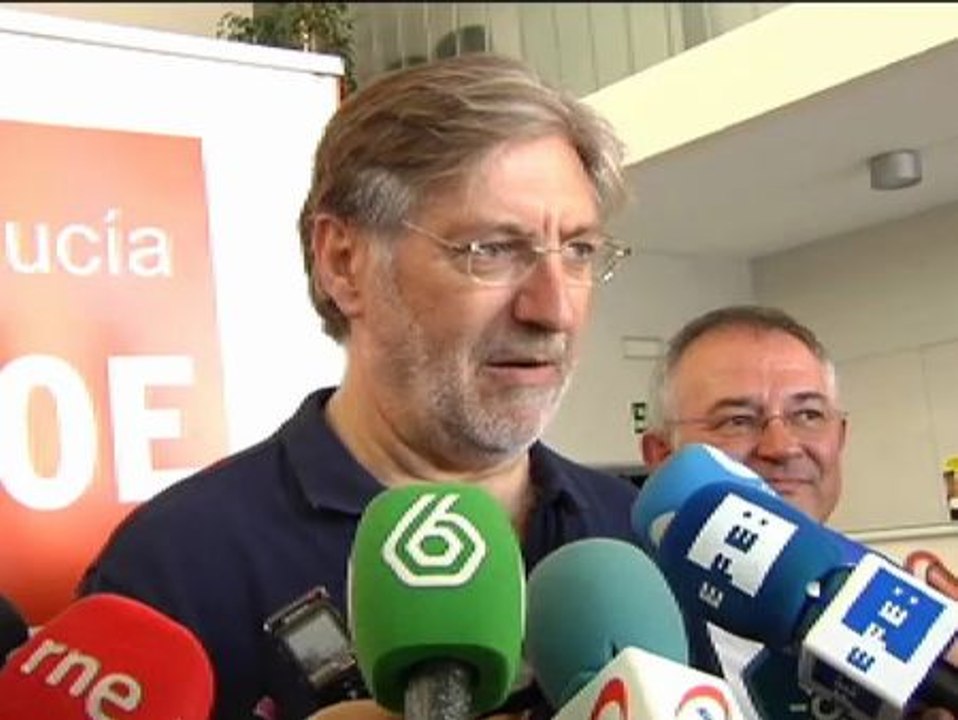 Pérez Tapias vota en Granada para "resituar" al partido en la izquierda