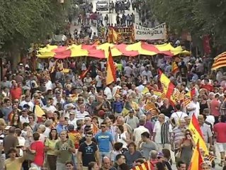 Tải video: Cientos de personas se manifiestan en Tarragona contra el independentismo