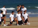 El Sevilla se divierte entrenando en la playa