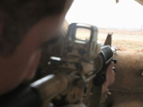 Los soldados kurdos combaten a los yihadistas del Estado Islámico en el norte de Irak
