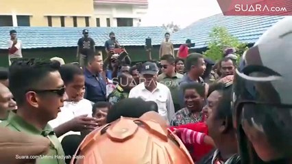 Kunjungan ke Sentani, Anak SD di Papua Kompak Acungkan Satu Jari ke Jokowi