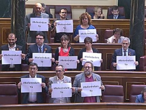 IU pide un referéndum bajo la amenaza de un vuelco en las urnas