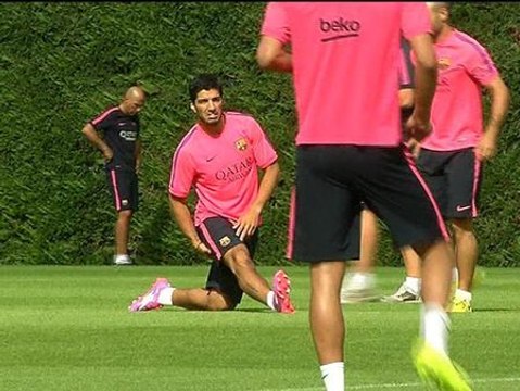 Luis Suárez se lo pasa en grande en el entrenamiento del Barça