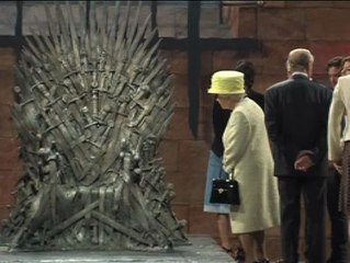 La reina Isabel II frente al Trono de Hierro