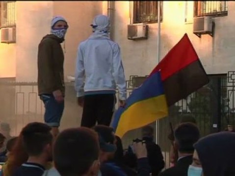 Ladrillos y huevos contra la embajada rusa en Kiev