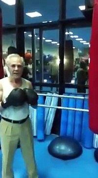Un ancien champion de boxe de 76 ans s'entraine sur un sac de frappe