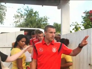 Los jugadores de la selección alemana visitan una escuela brasileña