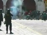 Duros enfrentamientos entre policía y estudiantes en Perú