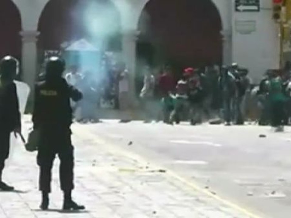 Duros enfrentamientos entre policía y estudiantes en Perú
