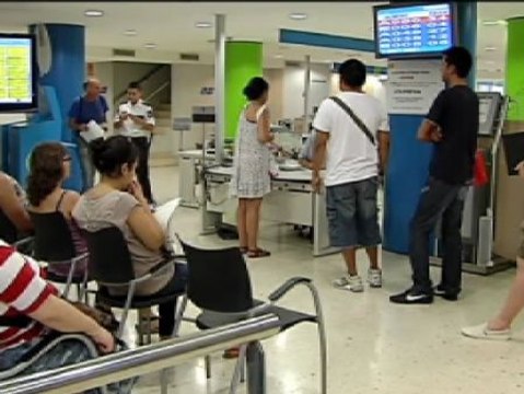 El paro baja en abril en 111.565 personas