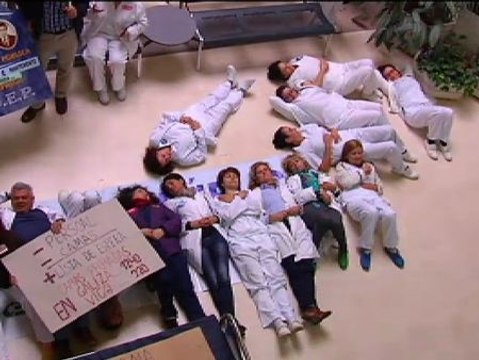 Un centenar de sanitarios protestan en Vigo por los recortes en la Sanidad pública