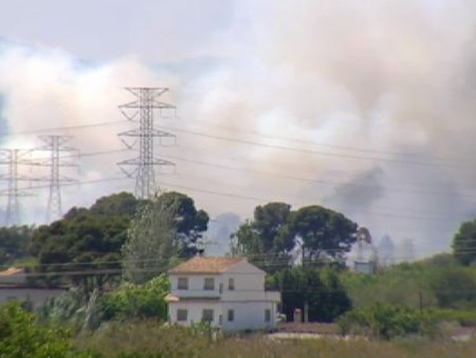 Un incendio obligó al desalojo de más de 200 viviendas en Manises (Valencia)