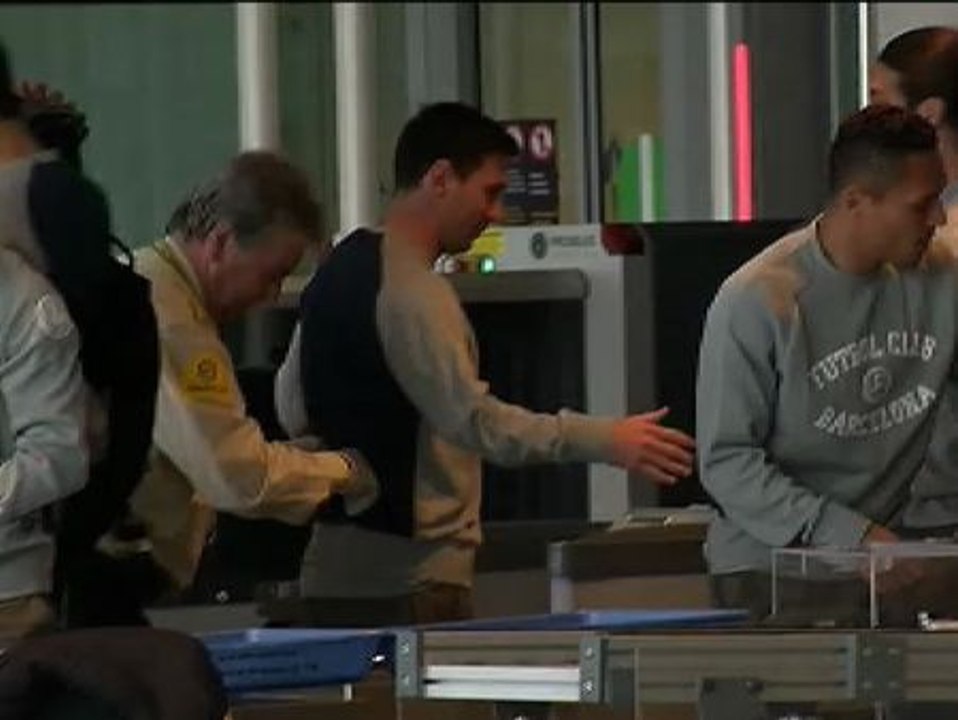 Messi, cacheado en el arco de seguridad del Prat