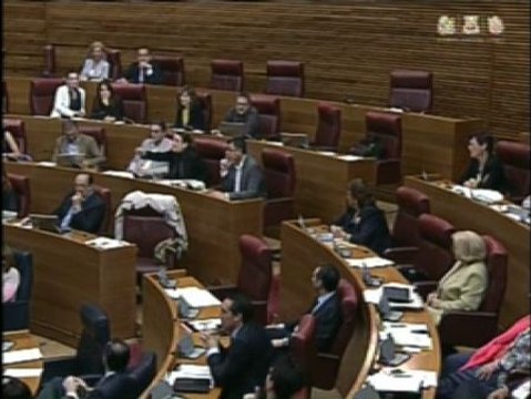 Una 'bronca' en el parlamento valenciano obliga a suspender el pleno