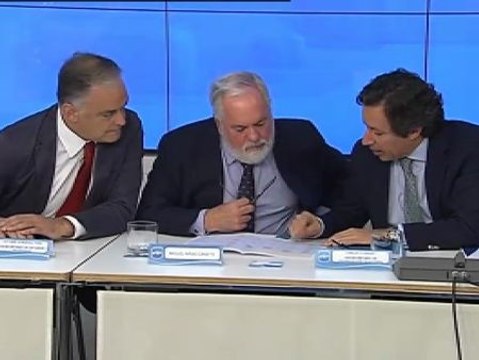 Cañete seguirá siendo ministro al menos una semana más, según el PP