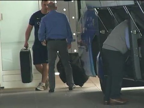 Maletas y una muleta en el equipaje del autobús del Barça