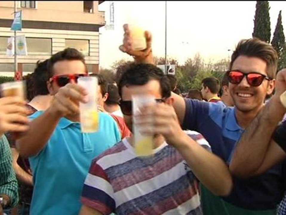 Cientos de estudiantes en Granada y Sevilla celebran la Fiesta de la Primavera